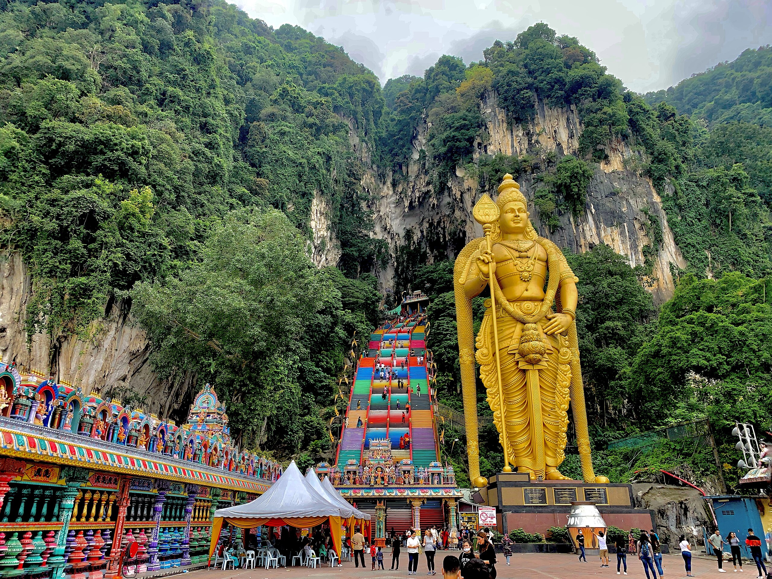 Batu_Caves_stairs_2022-05.jpg