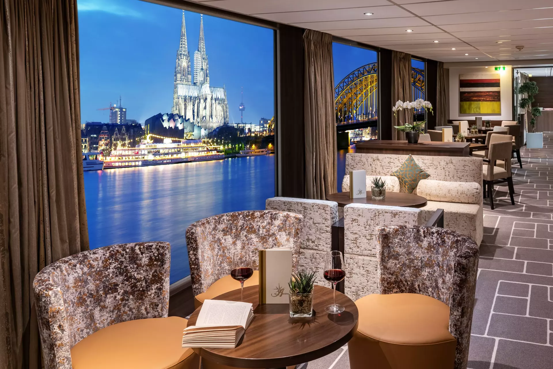 csm_Lueftner_Cruises_AMADEUS_Brilliant_Panorama_Bar_view_cb148db332.webp